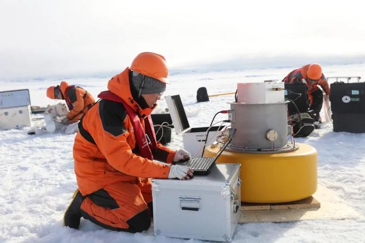 焦晓辉在科考船上2019年年末,王译鹤助理研究员受自然资源部极地考